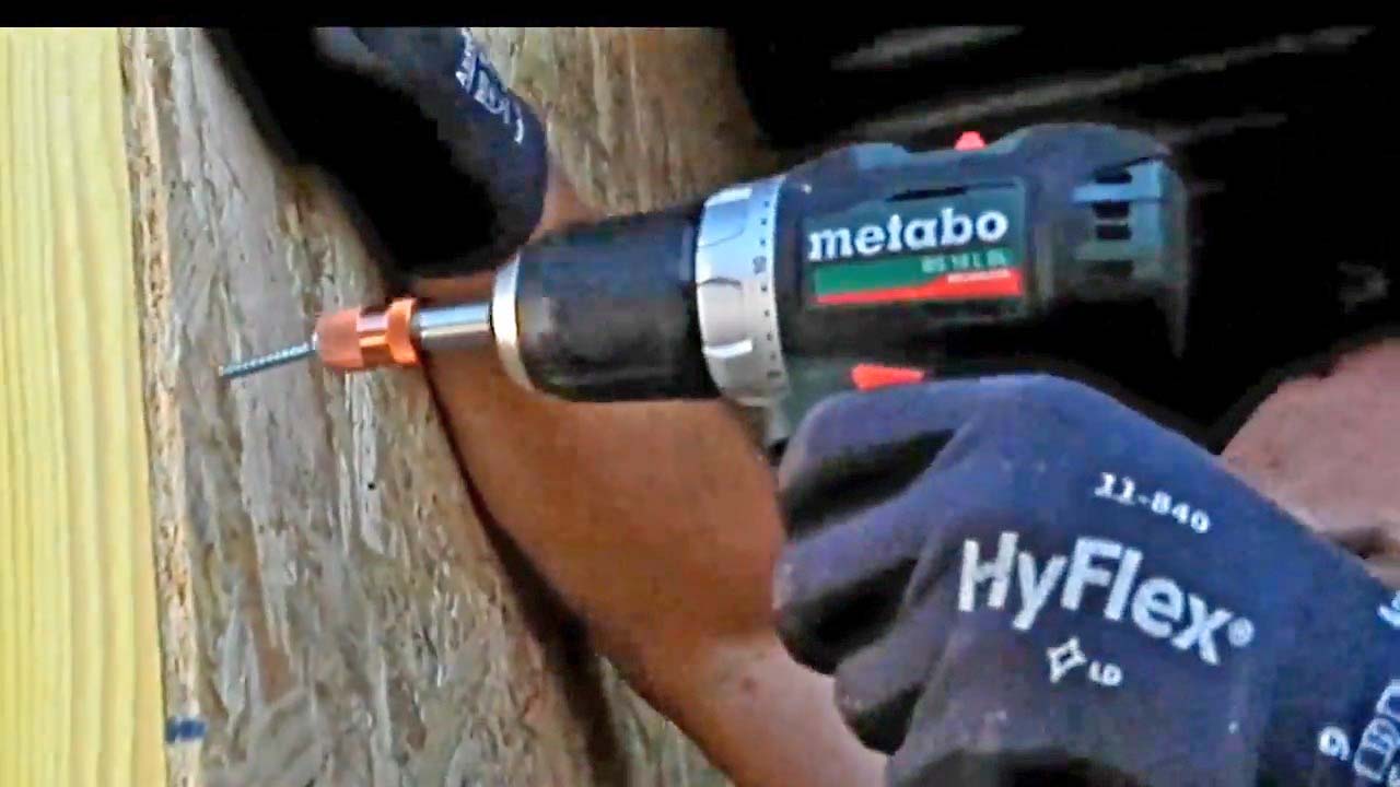 Cloisonnement de container - Installation des panneaux d'OSB Fixation par vissage des panneaux d'OSB sur la structure en chevrons, cinquième étape du cloisonnement.