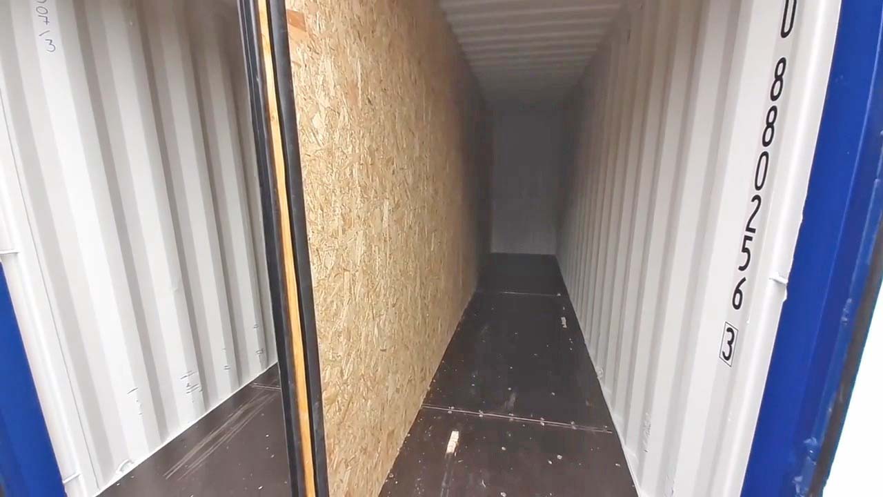 Cloisonnement de container - Vue finale de la séparation en 2 box Vue finale de la séparation en 2 box