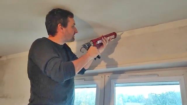 Application de joint acrylique pour parfaire les jonctions et les angles